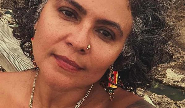 Imponen presentaci&oacute;n peri&oacute;dica a mujer arrestada al llegar al pa&iacute;s por versi&oacute;n l&eacute;sbica del himno