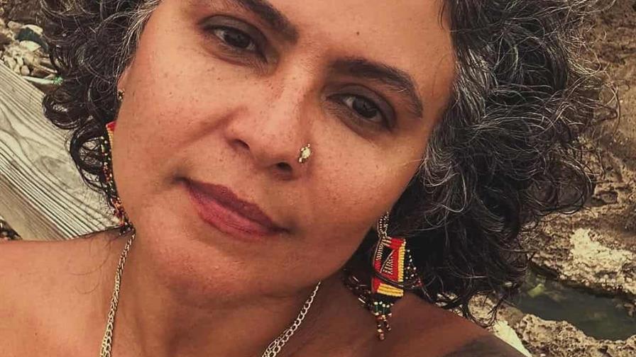 Lo que tienes que saber sobre el arresto de la activista del himno l&eacute;sbico cuando lleg&oacute; al Aila