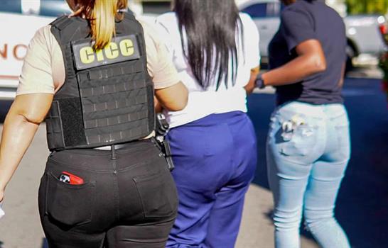 Apresan a otra mujer en el Aila; la vinculan a red de droga que operaba en el aeropuerto