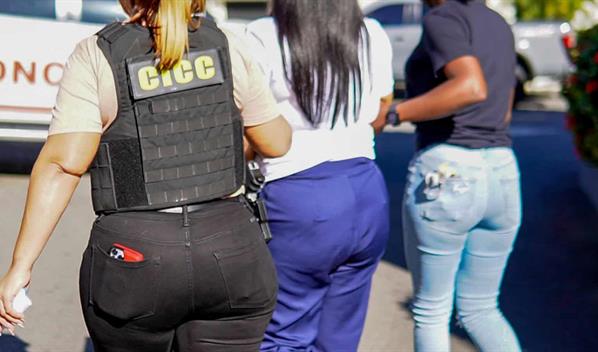 Apresan a otra mujer en el Aila; la vinculan a red de droga que operaba en el aeropuerto