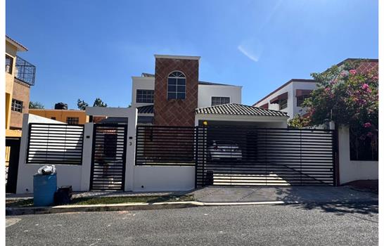 El Blachy cumple un sue&ntilde;o familiar y le regala una casa a su madre