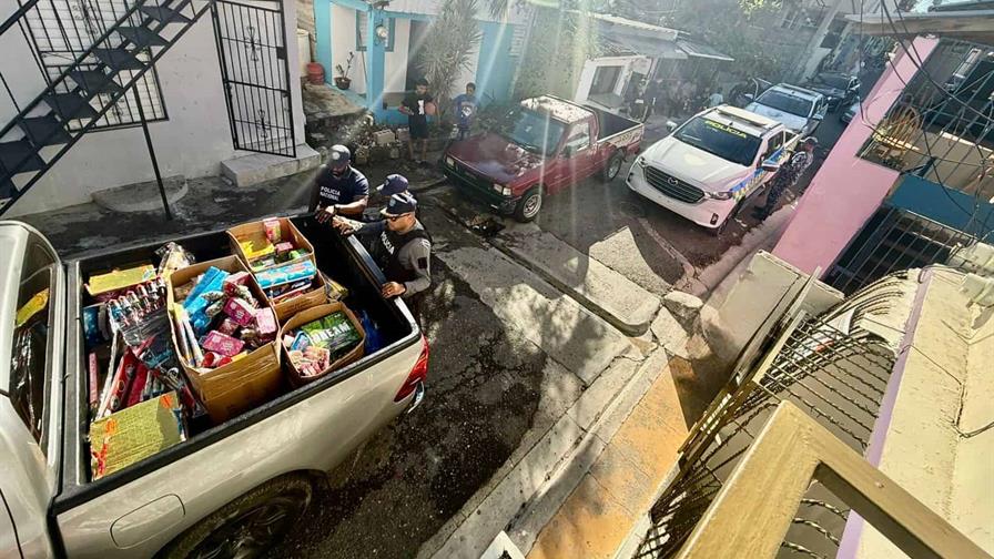 Autoridades decomisan más de 3,800 fuegos artificiales ilegales en Santiago Autoridades decomisan más de 3,800 fuegos artificiales ilegales en Santiago