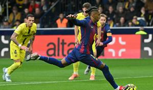 El Bar&ccedil;a vence 2-0 al Villarreal y mantiene a distancia al Real Madrid