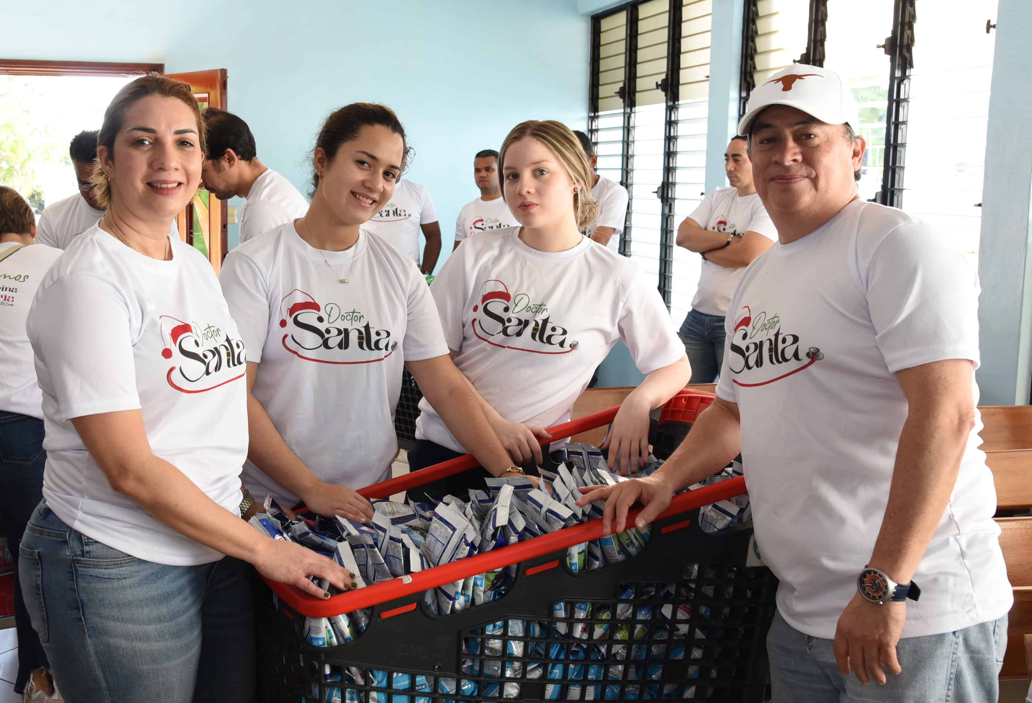 Irahisa Nolasco de Mora, Mari&igrave;a Eugenia Mora, Ana Laura Mora y Eduardo Mora.