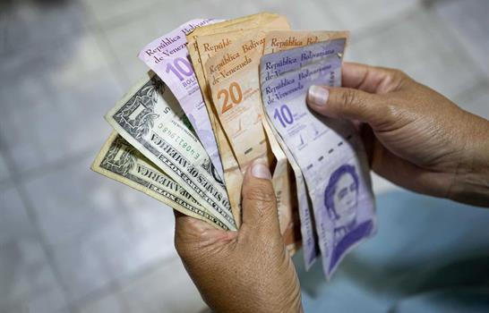 La moneda venezolana cierra 2025 con una devaluaci&oacute;n del 82.7 % frente al d&oacute;lar