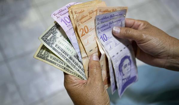 La moneda venezolana cierra 2025 con una devaluaci&oacute;n del 82.7 % frente al d&oacute;lar