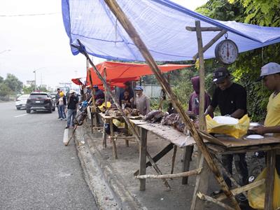Movimiento de personas en Año Nuevo lluvioso en la capital