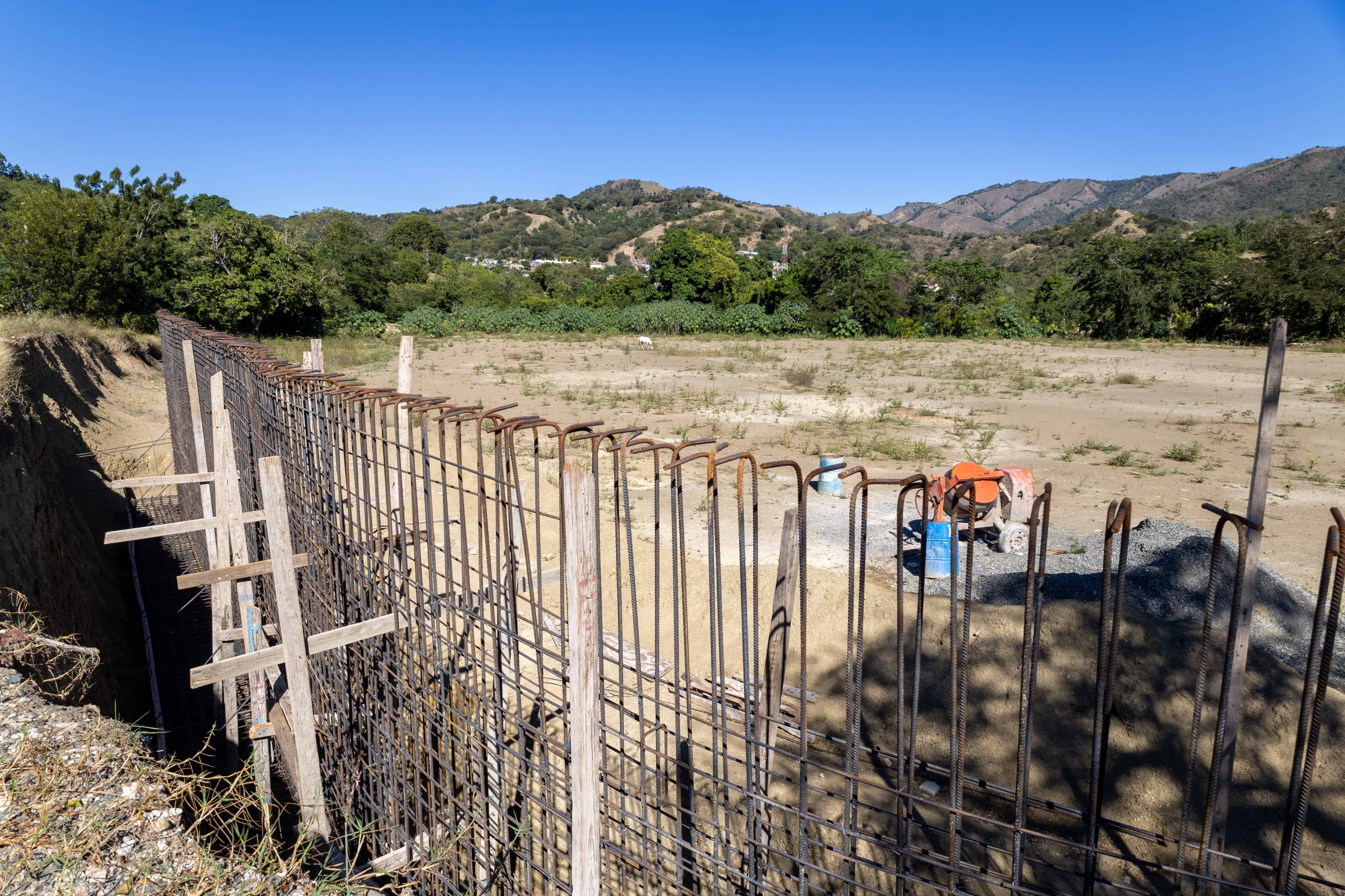 Estadio que construye la Egehid en Arroyo Cano, distrito municipal de Bohechío.&nbsp;
