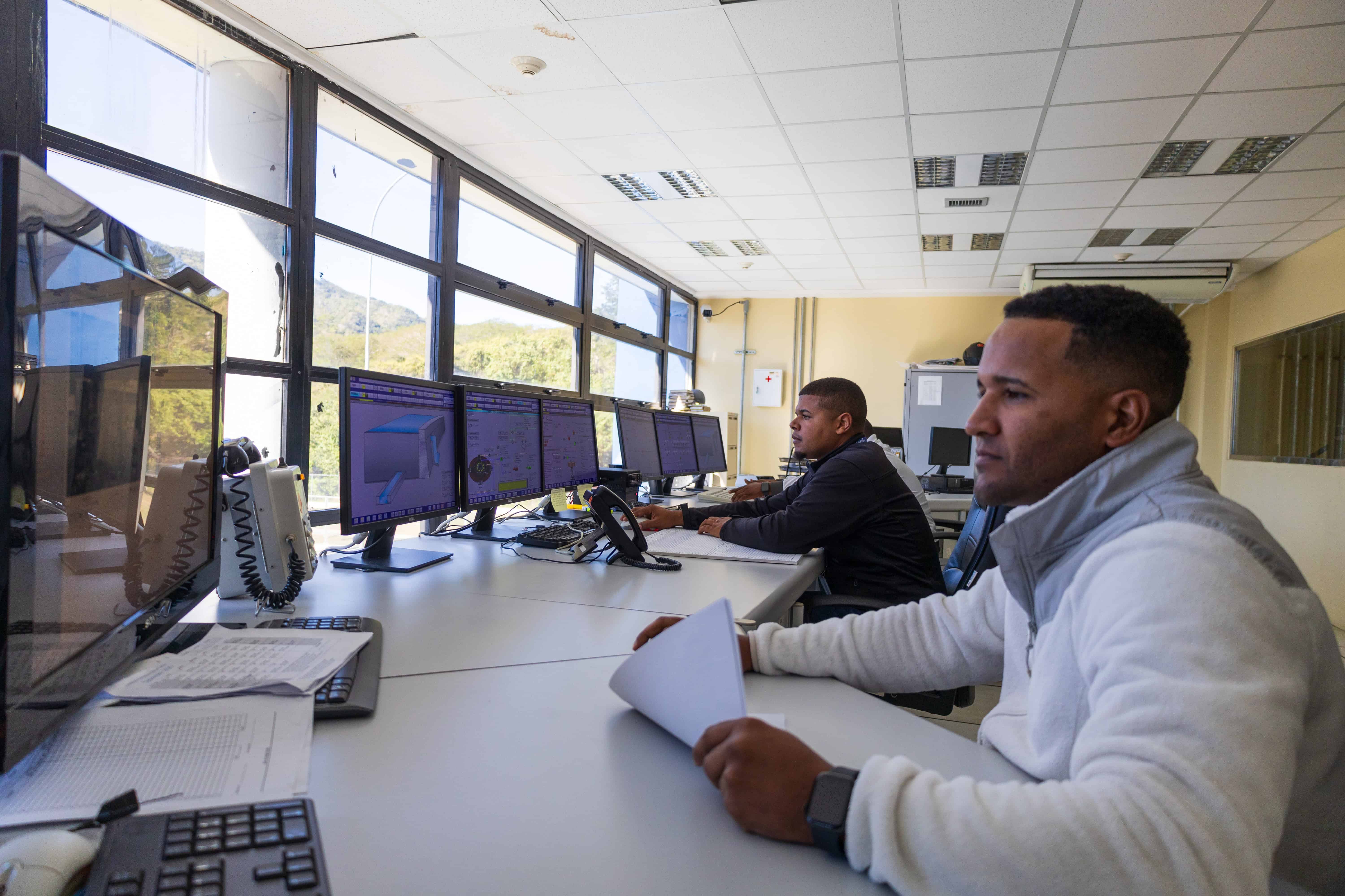 Operadores de la central hidroeléctrica de Palomino.&nbsp;