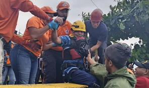 La Defensa Civil rescata con vida a pescador que cay&oacute; al mar en la avenida Espa&ntilde;a