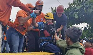 La Defensa Civil rescata con vida a pescador que cay&oacute; al mar en la avenida Espa&ntilde;a