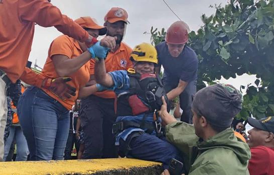 La Defensa Civil rescata con vida a pescador que cay&oacute; al mar en la avenida Espa&ntilde;a