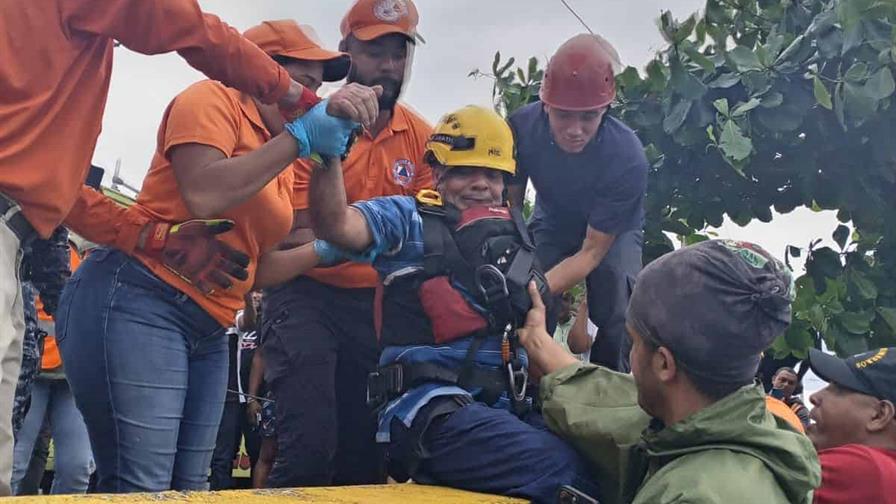 La Defensa Civil rescata con vida a pescador que cay&oacute; al mar en la avenida Espa&ntilde;a
