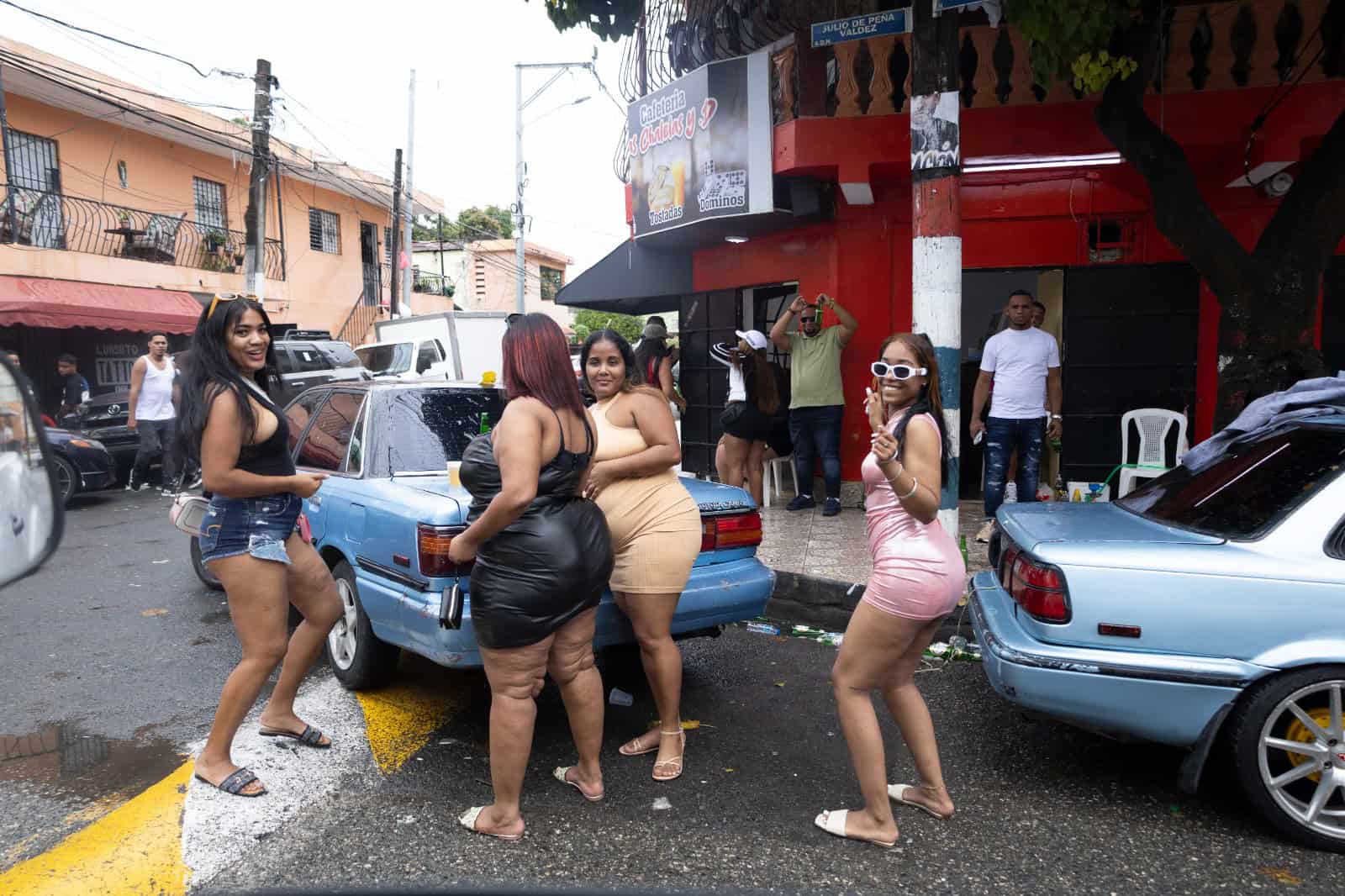 Hubo gente que amaneció en la calle tomando y bailando.