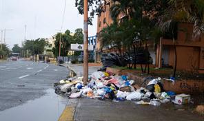 Calles vac&iacute;as, basura acumulada y operativos de limpieza tras festejos de A&ntilde;o Nuevo