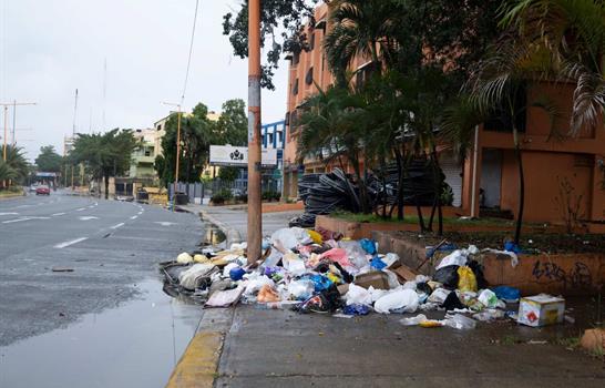 Calles vac&iacute;as, basura acumulada y operativos de limpieza tras festejos de A&ntilde;o Nuevo
