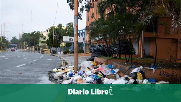 Entre música, alcohol y desechos: así amaneció el Gran Santo Domingo