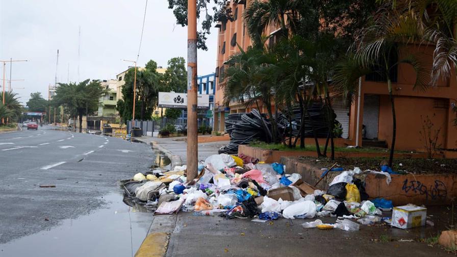 Calles vac&iacute;as, basura acumulada y operativos de limpieza tras festejos de A&ntilde;o Nuevo