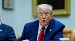 Trump atribuye a la aspirina moretones en sus manos y niega dormirse en p&uacute;blico