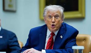 Trump atribuye a la aspirina moretones en sus manos y niega dormirse en p&uacute;blico