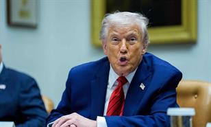 Trump atribuye a la aspirina moretones en sus manos y niega dormirse en p&uacute;blico