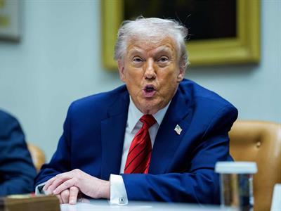 Donald Trump atribuye a la aspirina moretones en sus manos