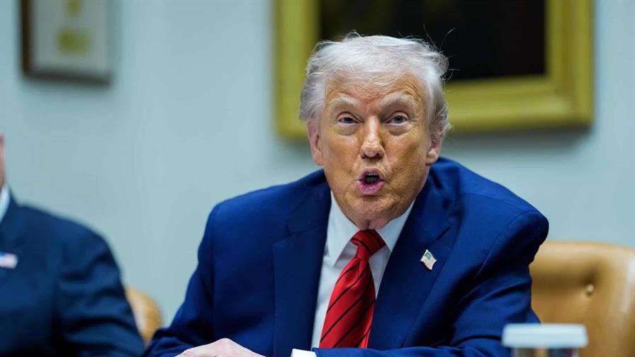 Trump atribuye a la aspirina moretones en sus manos y niega dormirse en p&uacute;blico