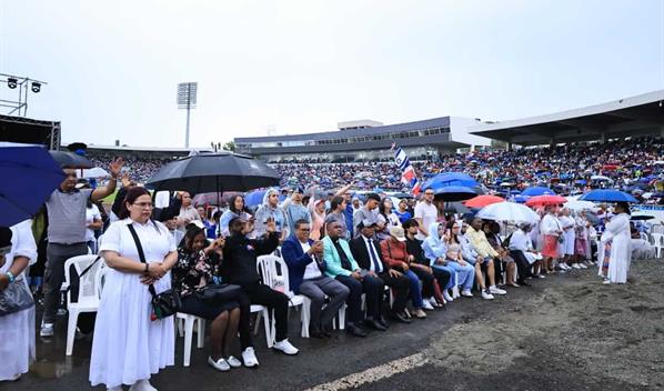 Miles de cristianos se citan bajo la lluvia en el Estadio Ol&iacute;mpico para La Batalla de la Fe