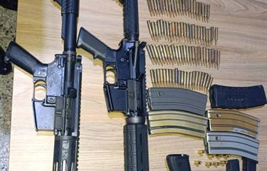 Hombre fue detenido con una pistola Glock y dos fusiles M16 durante persecución policial en Santiago