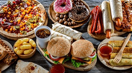 El Reino Unido proh&iacute;be la publicidad de la "comida basura" fuera del horario nocturno