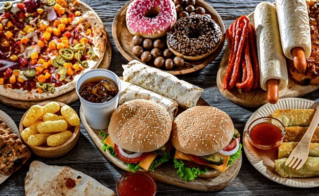 El Reino Unido prohíbe la publicidad de la "comida basura" fuera del horario nocturno El Reino Unido prohíbe la publicidad de la "comida basura" fuera del horario nocturno