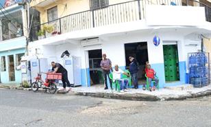 Bailes, bebidas y dembow en las esquinas: as&iacute; arranc&oacute; el 2026 en los barrios de la capital