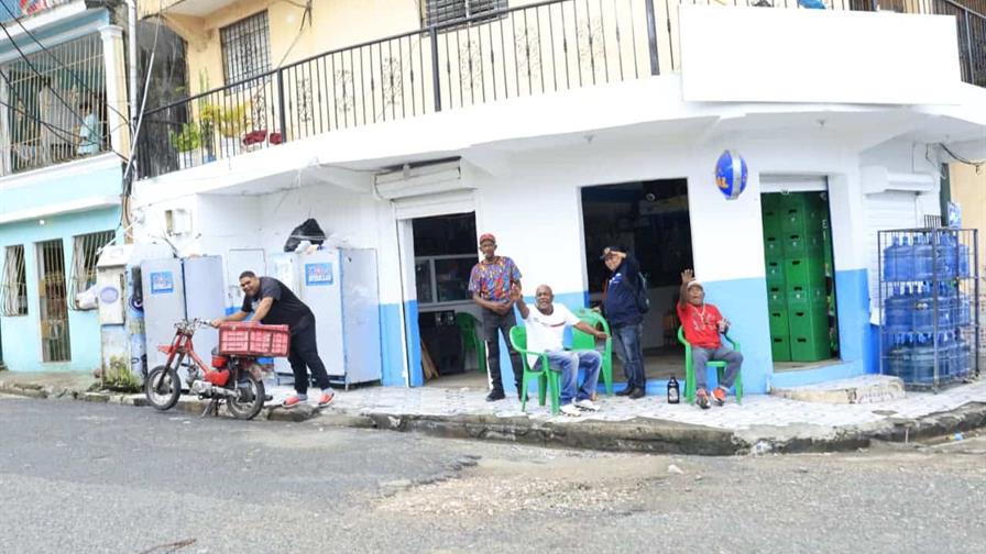 Dominicanos reciben el Año Nuevo 2026 con música, baile y alegría a pesar de la lluvia