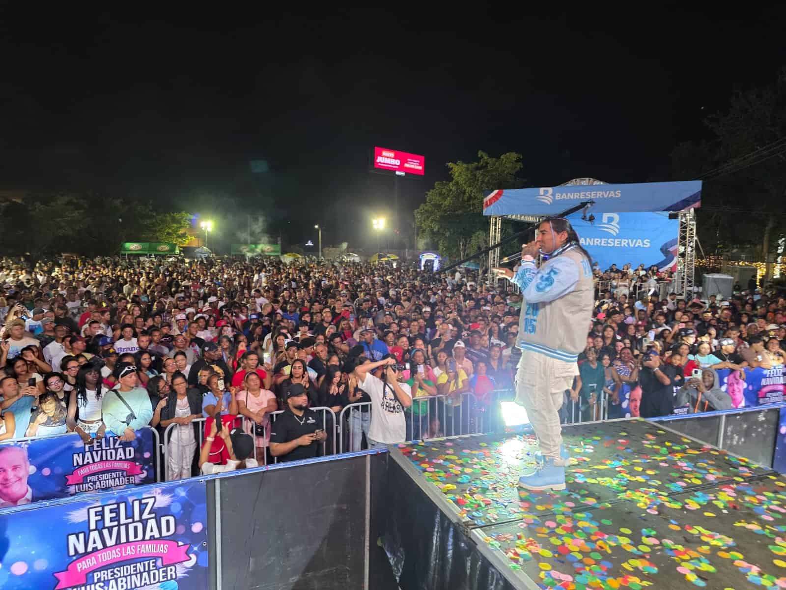 Omega se presenta en tarima durante el concierto de fin de año en Santiago, donde encendió al notorio con su repertorio urbano.<br />” class=”w-full object-cover”/></picture><figcaption><span>Omega se presenta en tarima durante el concierto de fin de año en Santiago, donde encendió al notorio con su repertorio urbano.</span></figcaption></figure>
<figure class=