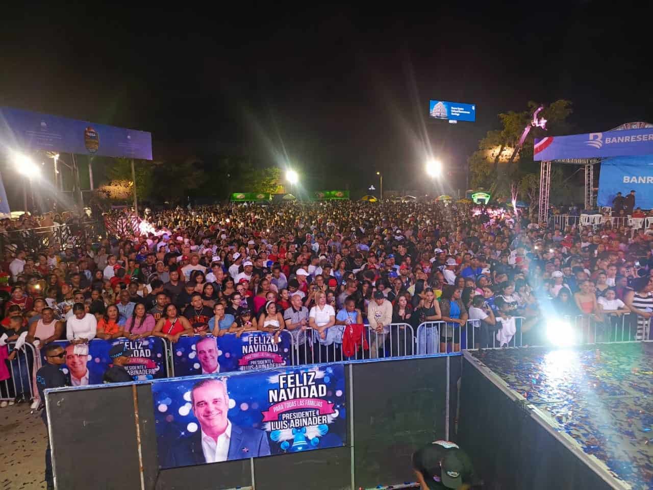 Miles de personas se congregaron en los alrededores del Monumento de Santiago para recibir el 2026 durante el concierto de fin de año.