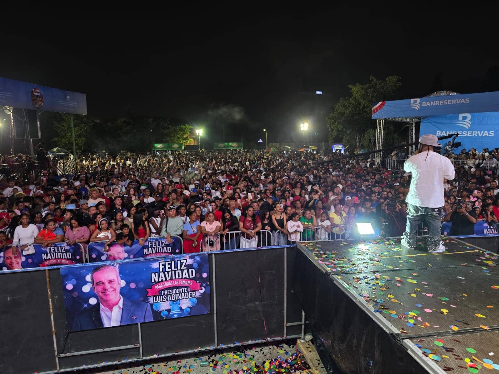 Asistentes de todas las edades disfrutaron del concierto de fin de año en Santiago, en una jornada marcada por el orden y la participación familiar.