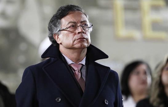 Presidente colombiano dice que tomar&aacute; de nuevo las armas ante amenazas de Trump