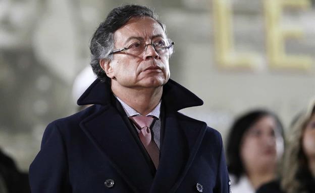 Presidente colombiano dice que tomar&aacute; de nuevo las armas ante amenazas de Trump