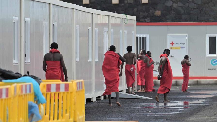 Llega a las Islas Canarias la primera barcaza de 2026, con 144 migrantes a bordo