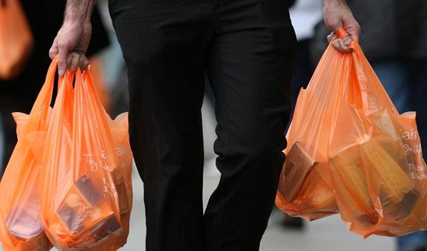 El 2026, a&ntilde;o en que las fundas pl&aacute;sticas dejar&aacute;n de ser gratis en tiendas y supermercados