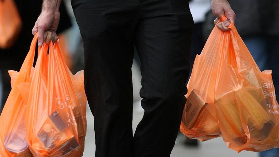 El 2026, a&ntilde;o en que las fundas pl&aacute;sticas dejar&aacute;n de ser gratis en tiendas y supermercados