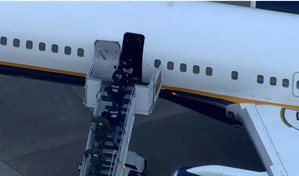 Maduro desciende esposado de pies y manos del avi&oacute;n militar tras aterrizar en Nueva York