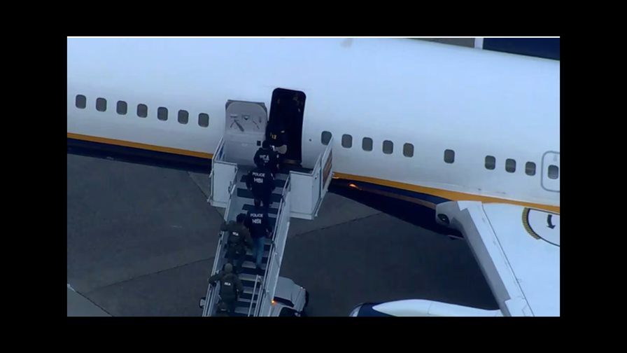 Maduro desciende esposado de pies y manos del avi&oacute;n militar tras aterrizar en Nueva York