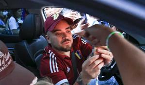 Nacho se une a venezolanos en Rep&uacute;blica Dominicana para celebrar captura de Nicol&aacute;s Maduro