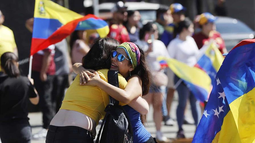 Venezolanos en RD reaccionan con expectativa e incertidumbre tras la captura de Nicol&aacute;s Maduro