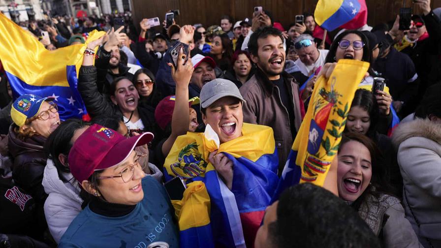 Venezolanos en RD ven captura de Maduro y su esposa como el inicio de una transici&oacute;n