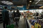 Poco tr&aacute;fico y filas para comprar en supermercados en Caracas tras captura de Maduro