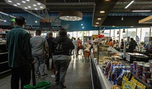 Poco tr&aacute;fico y filas para comprar en supermercados en Caracas tras captura de Maduro