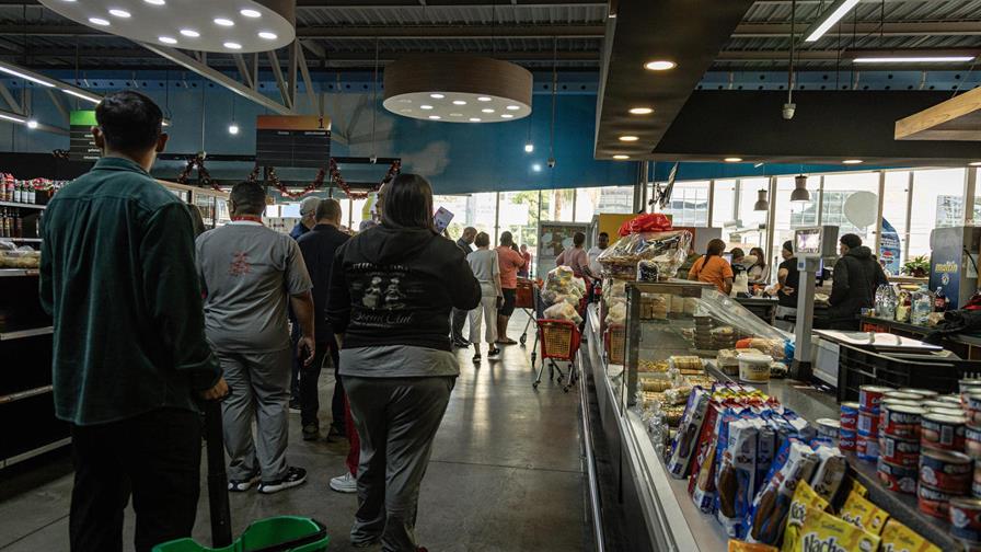 Poco tr&aacute;fico y filas para comprar en supermercados en Caracas tras captura de Maduro