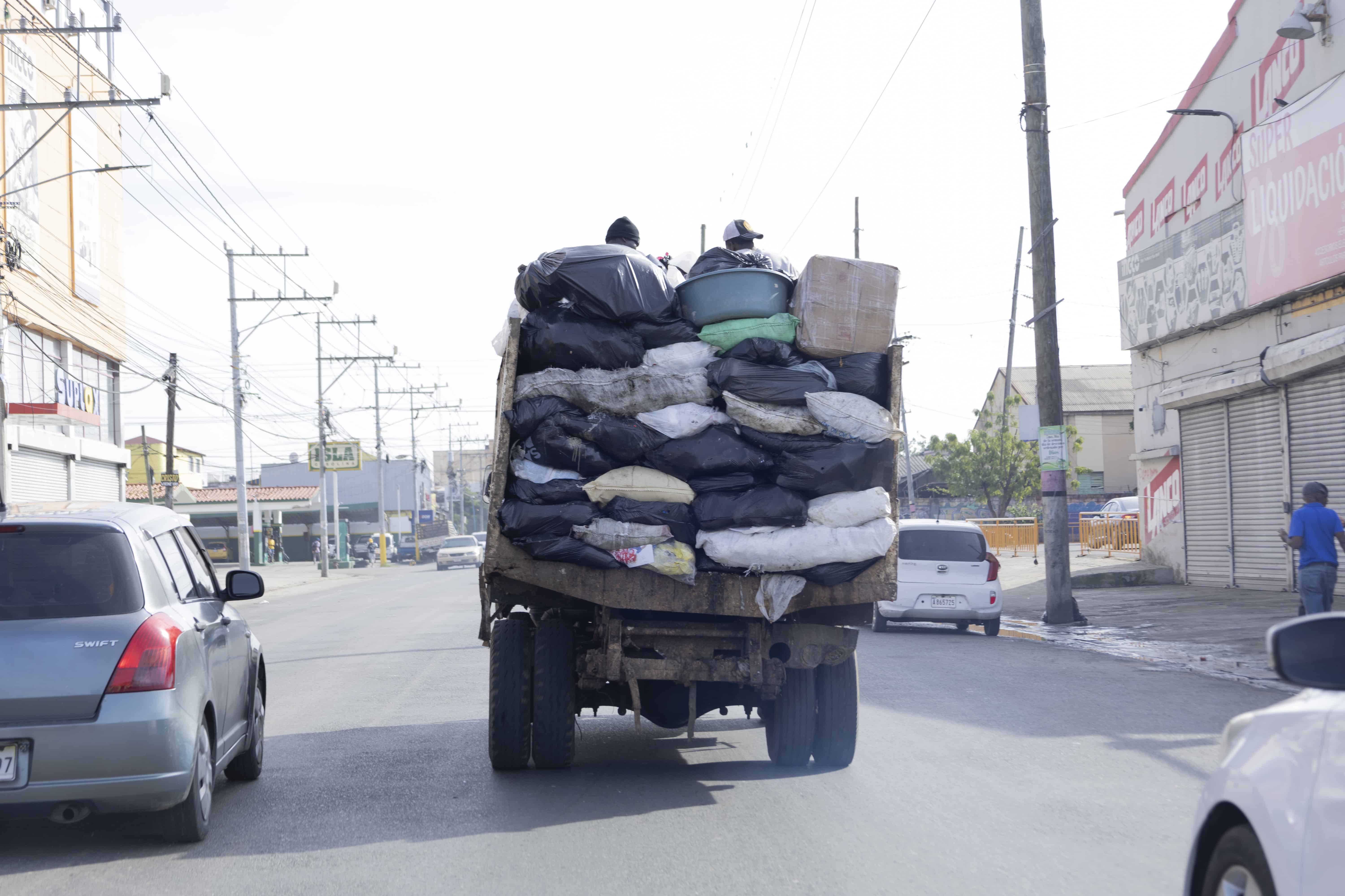 Camioncitos de las fundaciones que depositan los residuos en la estación de transfencia de Villas Agrícolas.